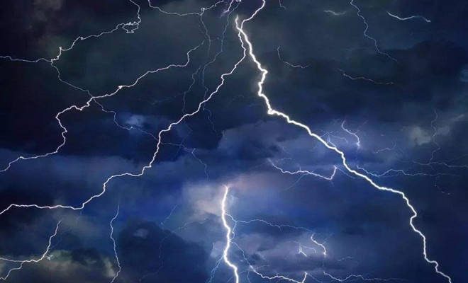 探究科学奥秘：苍穹上的轰鸣是什么——对雷电产生的原理及影响的深入研究